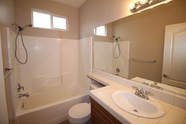 Building Photo - Cute Home in Fig Garden Gated Community.