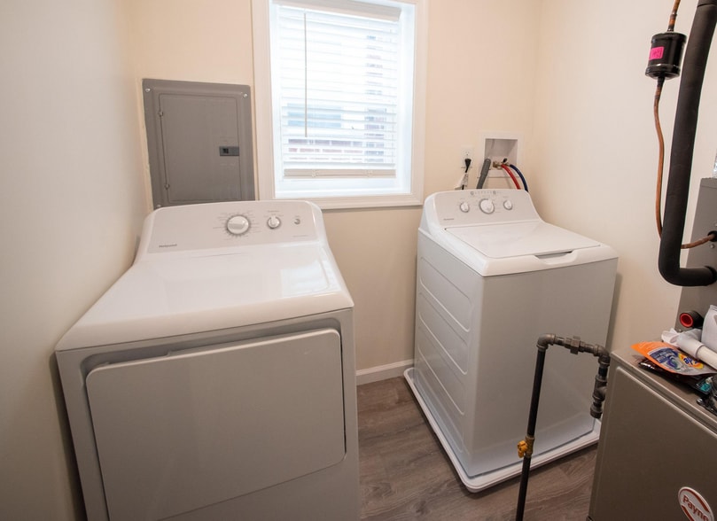 Building Photo - 2049 Snyder Ave