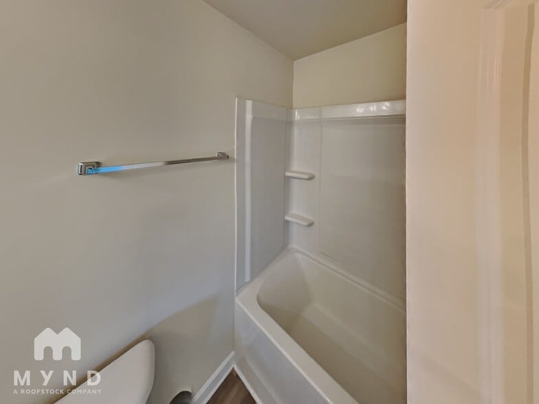 Building Photo - 2547 Piering Dr