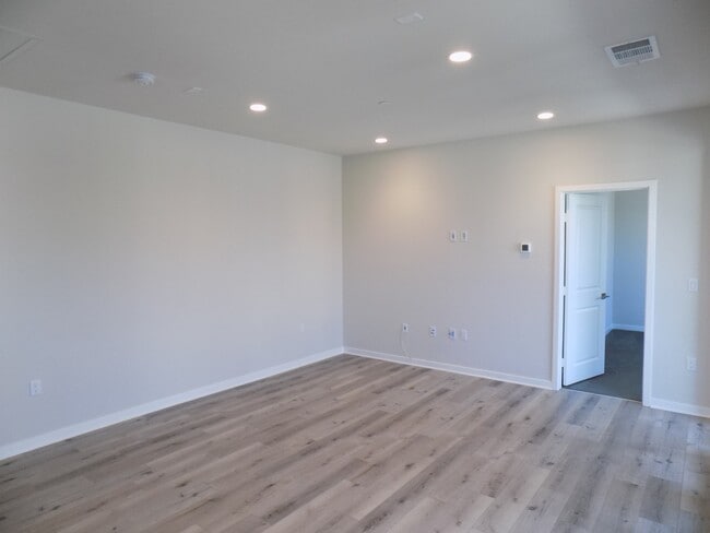 Building Photo - Beautiful 1 Bedroom 1 Bath Condo in Ranch ...