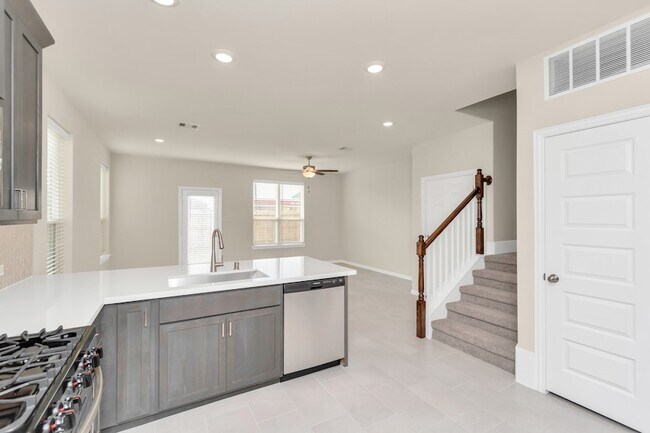 Building Photo - 1502 Revolution Way