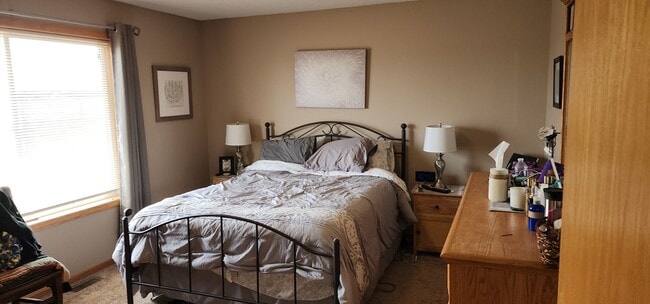 Building Photo - Beautiful 2 bedroom 1 bath End Unit Townhouse