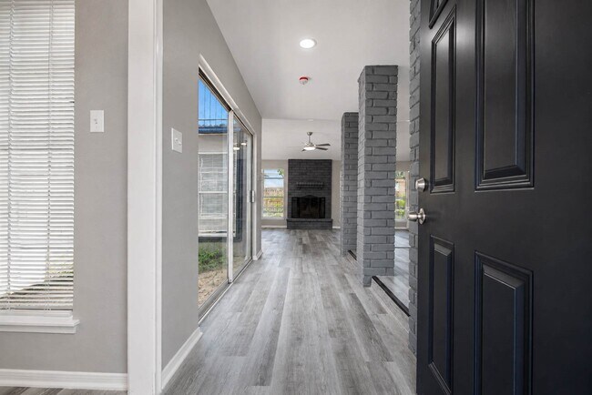 Building Photo - 15811 Pathfield Dr