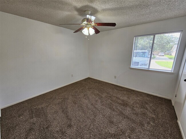 Building Photo - 221 Palm Aire Dr