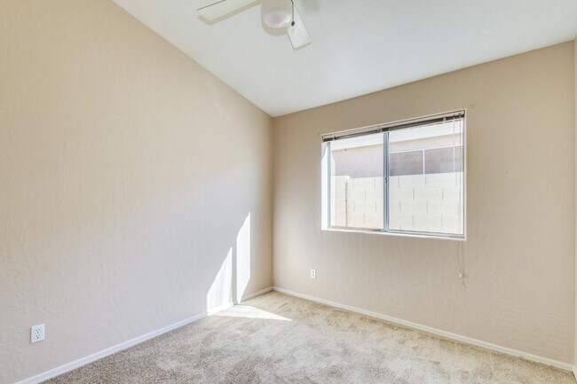 Building Photo - POPULAR RED MOUNTAIN RANCH COMMUNITY