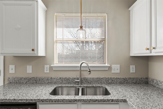 Building Photo - 7134 Prairie Village Dr