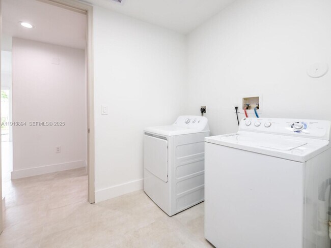 Building Photo - 20729 NE 32nd Ave