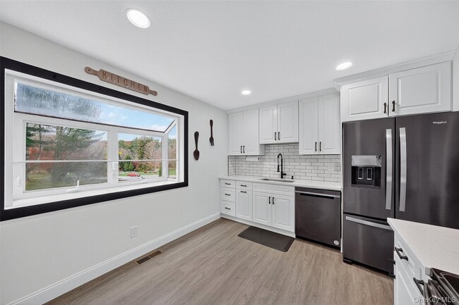 Building Photo - 201 Tamarack Ln