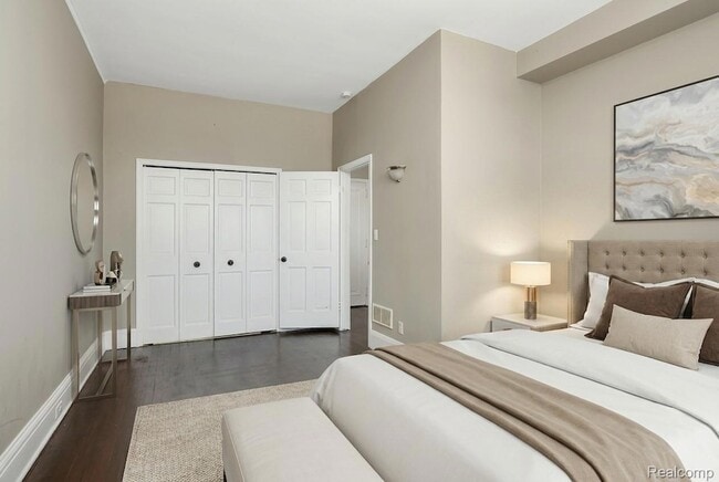 Building Photo - 2900 E Jefferson Ave