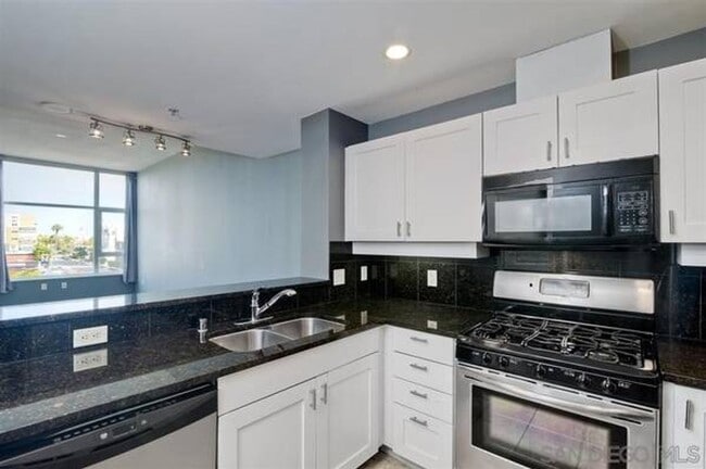 Building Photo - Bankers Hill Upgraded  One bedroom with Ci...