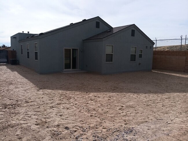 Building Photo - Newly-renovated 3 bedroom, 2 bathroom in Los Lunas! All new appliances! HUGE yard! Showings avail...
