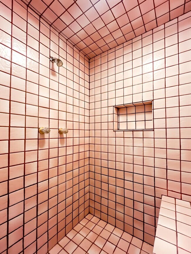 Building Photo - Unbelievable Furnished Studio Lease in WeH...