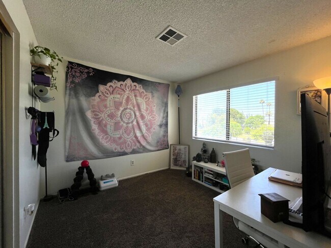 Building Photo - 2 bed, 1.5 bath in Riverside, CA!