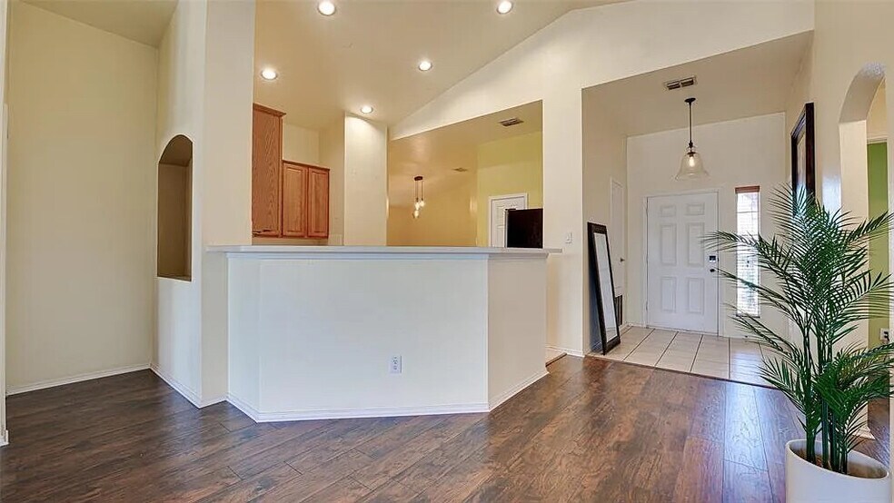 Building Photo - Room in House on Winterberry Ln