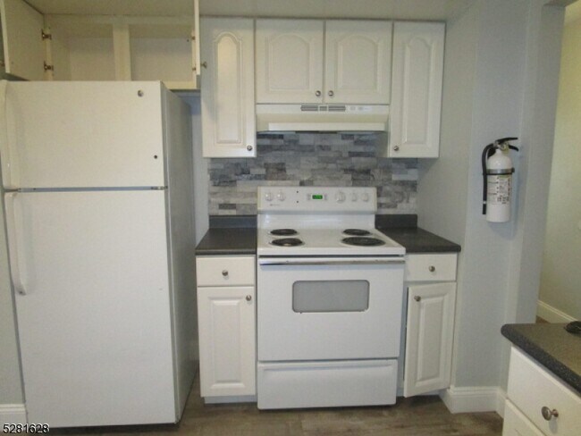 Building Photo - 359 Lake Shore S