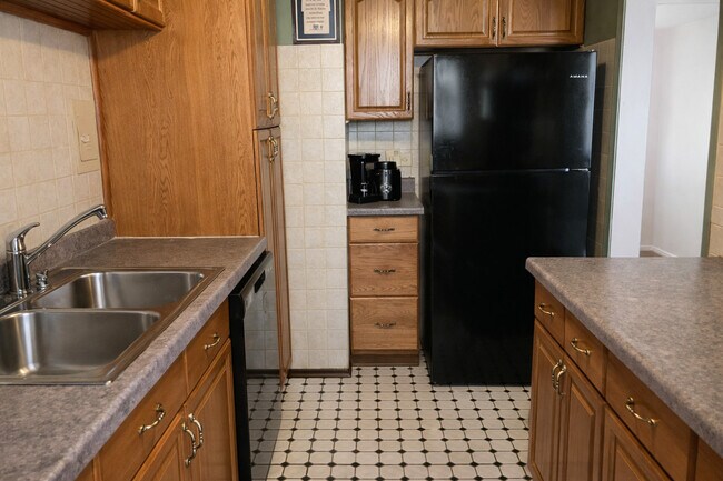 Building Photo - 1706 W Jarvis Ave