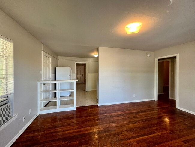 Building Photo - Availably July 12: Charming 3 Bedroom 1 Ba...