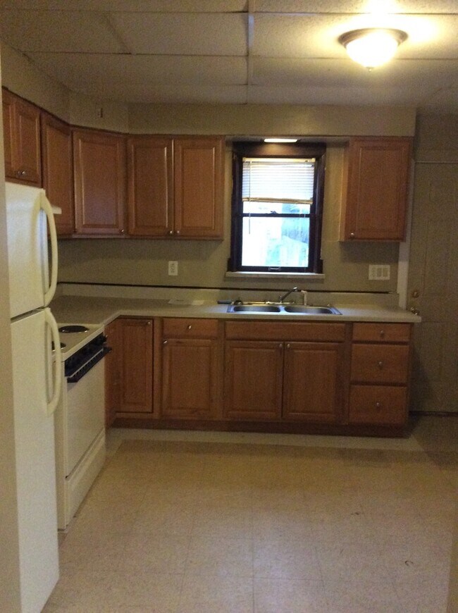 Building Photo - 729 W Poplar St