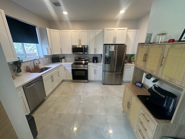 Building Photo - 1507 SW 27th Ct