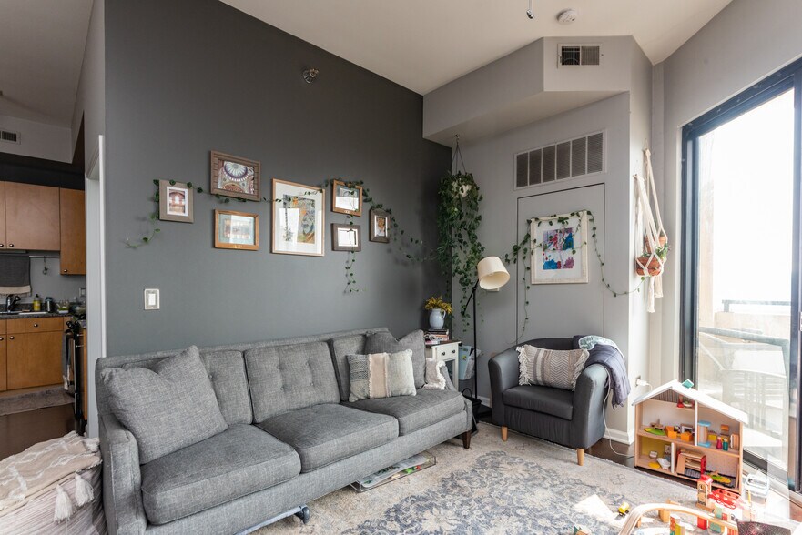 Building Photo - 1464 S MICHIGAN Ave