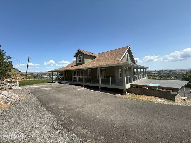 Building Photo - Remodeled 4bd/3ba Naches Home with Firepla...