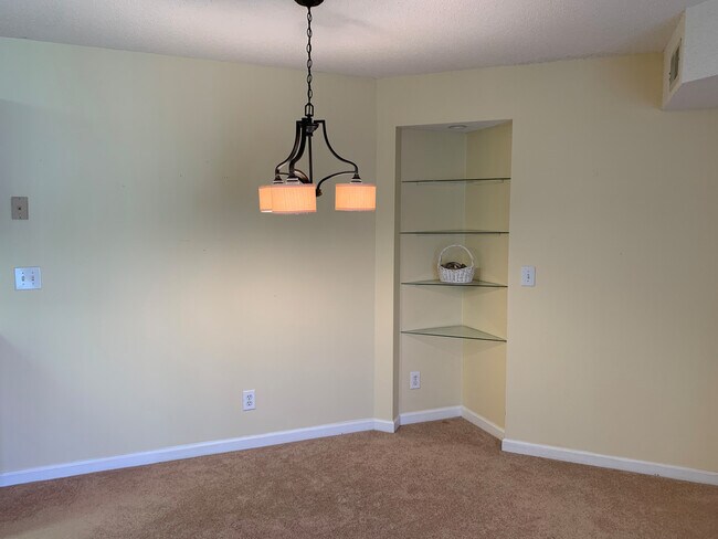 Building Photo - 2136 Clearwater Dr