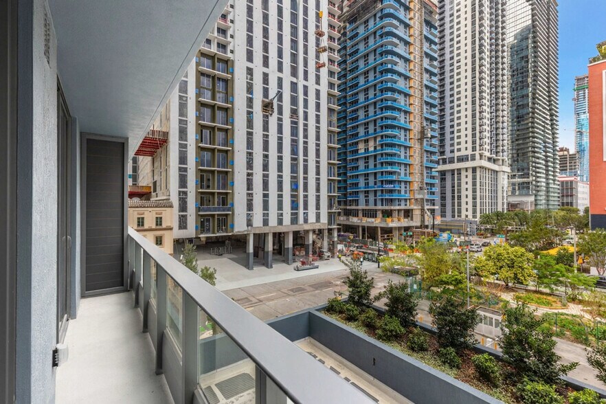 Building Photo - 501 NE 1st Ave