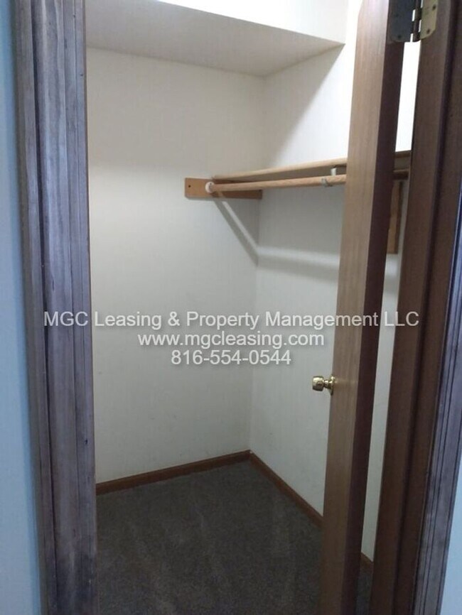 Building Photo - 1 Bedroom apartment in Olathe, KS