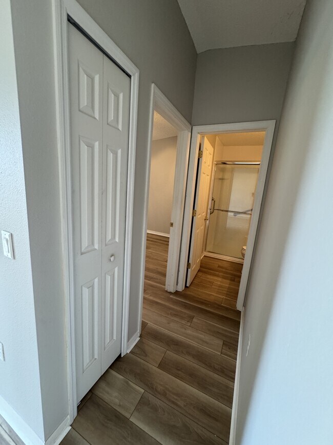 Building Photo - 5100 Mentmore Ave