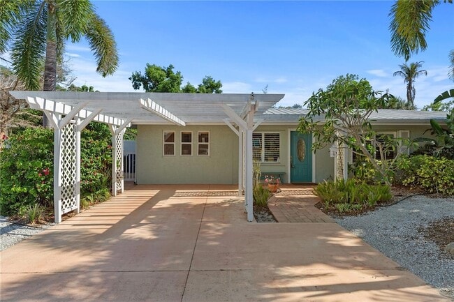 Building Photo - 7860 Holiday Dr