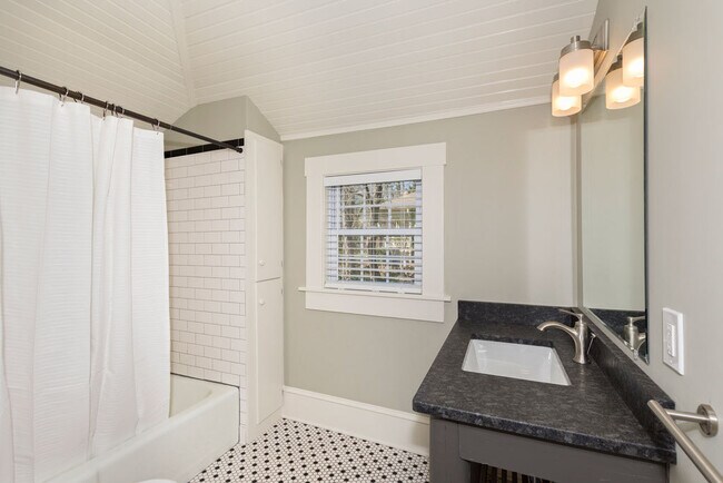 Building Photo - Updated Craftsman Cottage in West Asheville