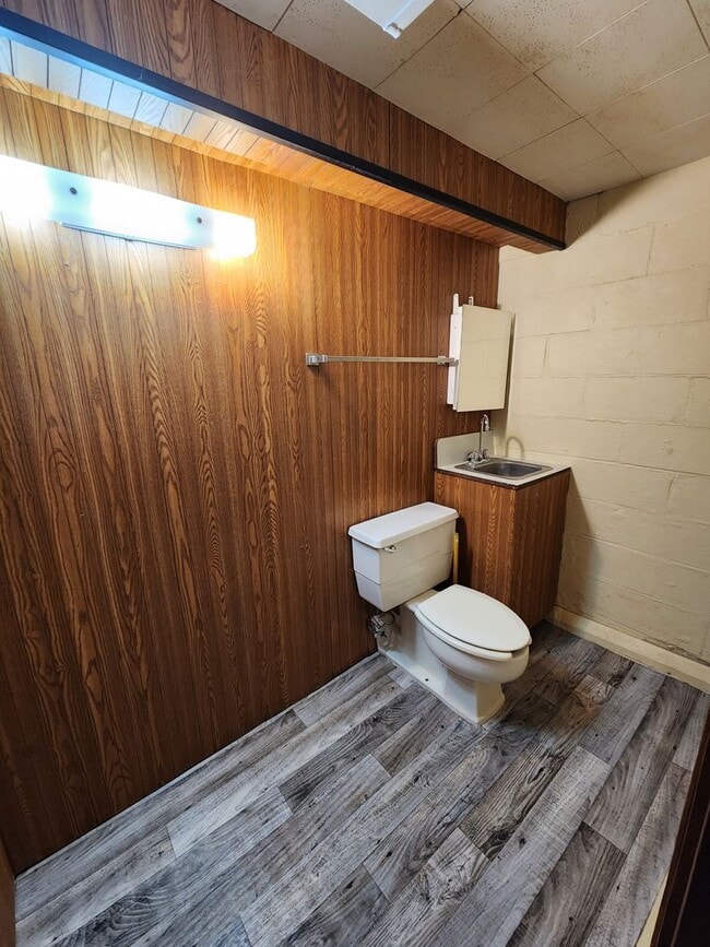 Building Photo - Great 3 Bedroom House