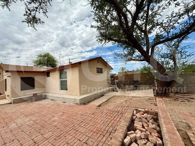 Building Photo - 2760 N Palo Verde Ave