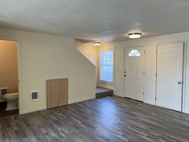 Building Photo - Updated 3 bedroom 1.5 bath duplex!