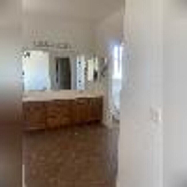 Building Photo - 4 Bedroom, 2 1/2 Bath Available Now!