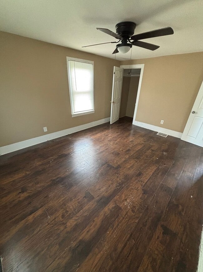 Building Photo - Section 8 welcome, 3 bedrooms 1 Bath. Spac...