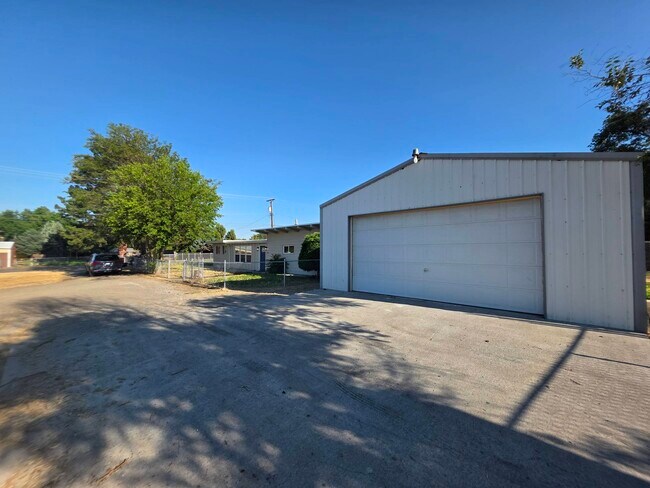 Building Photo - 2021 N Rd 48