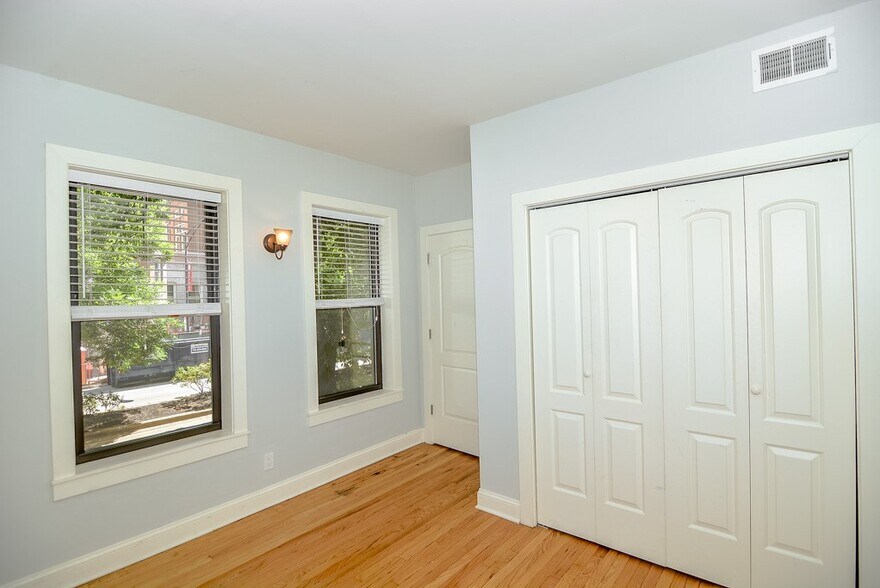 Building Photo - 4110 N Ashland Ave