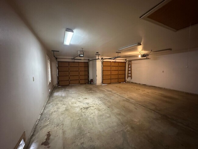 Building Photo - Entertainer delight rental home located in ''The Lakes'' subdivision coming soon!