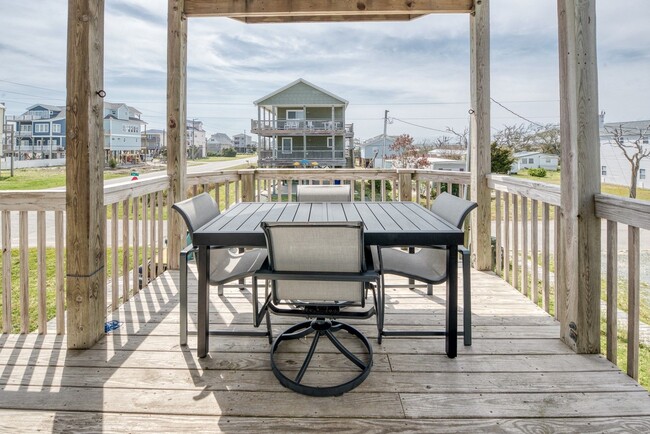 Building Photo - DOG FRIENDLY FURNISHED OFF-SEASON RENTAL A...