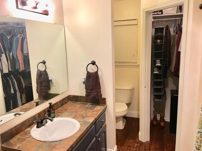 Building Photo - Available JULY 1st! Beautiful clean open concept home!