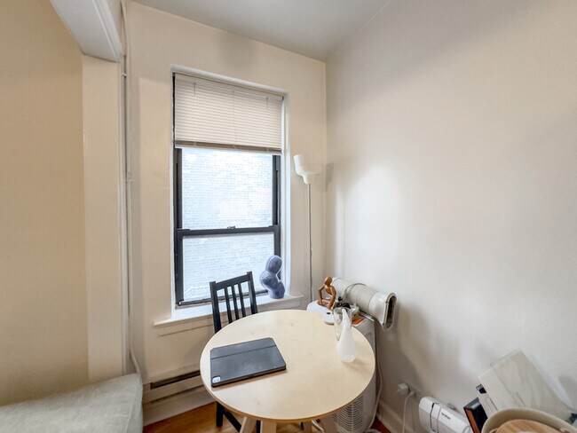 Building Photo - 3345 N Marshfield Ave