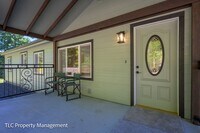 Building Photo - 3bd/2bath Home with a view!!