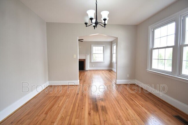 Building Photo - 702 Poole Dr
