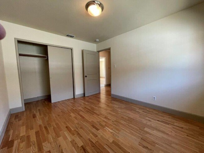 Building Photo - Tahoe Park 2 Bedroom