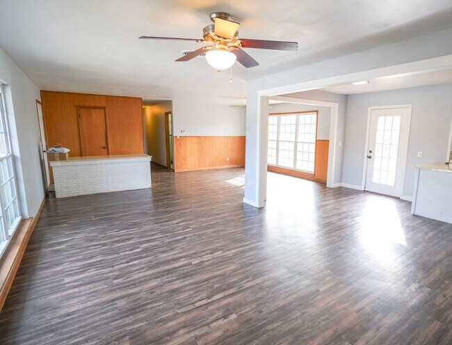 Building Photo - 906 Carey Dr