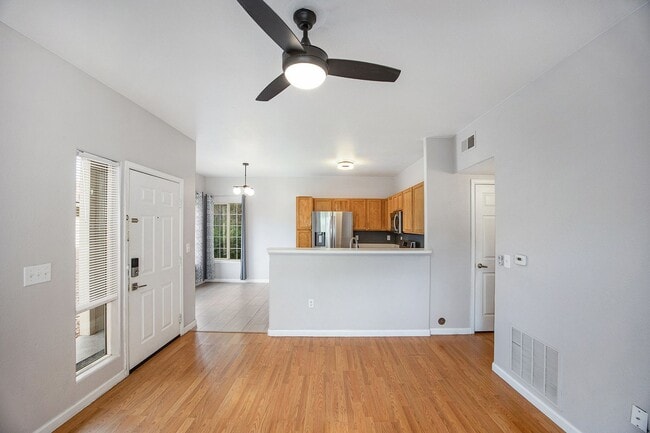 Building Photo - Light and Bright Condo in East Denver