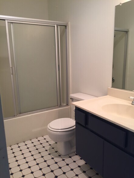 Upstairs bathroom - 350 Burchett St