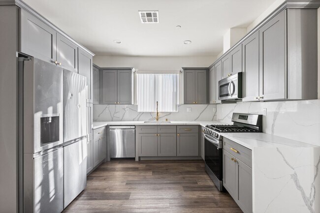 Building Photo - A beautifully designed and renovated 4 bed / 4 1/2 bath townhome located in the desirable Sawtell...