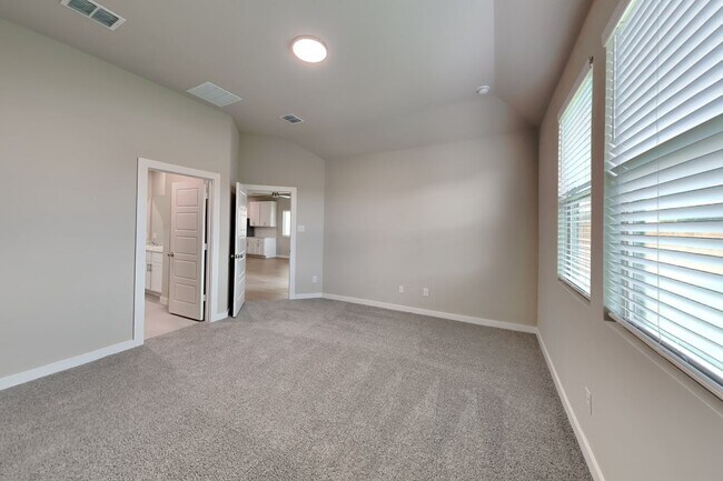 Building Photo - 510 Green Grass Dr